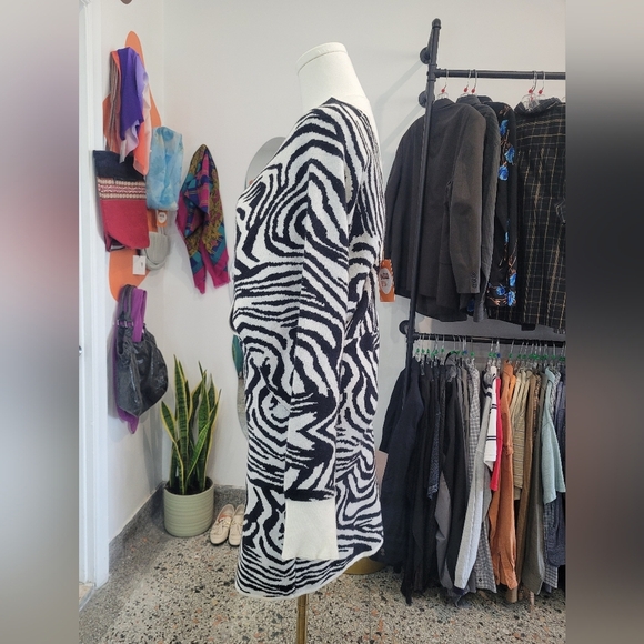 Story On Black and White Zebra Print Wrap Dress - Picture 4 of 6